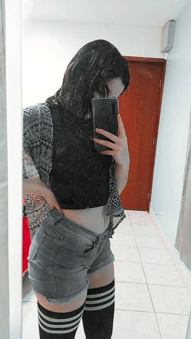 Zorrita hermosa de la scu3la me manda fotitos sacando la lengua y mostrando sus limonsitos #7z0sjW2d